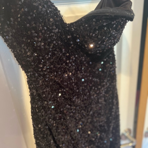 Strapless black sequined prom dress.  Never worn paid $300 asking $150.  Size 8 - Picture 6 of 7
